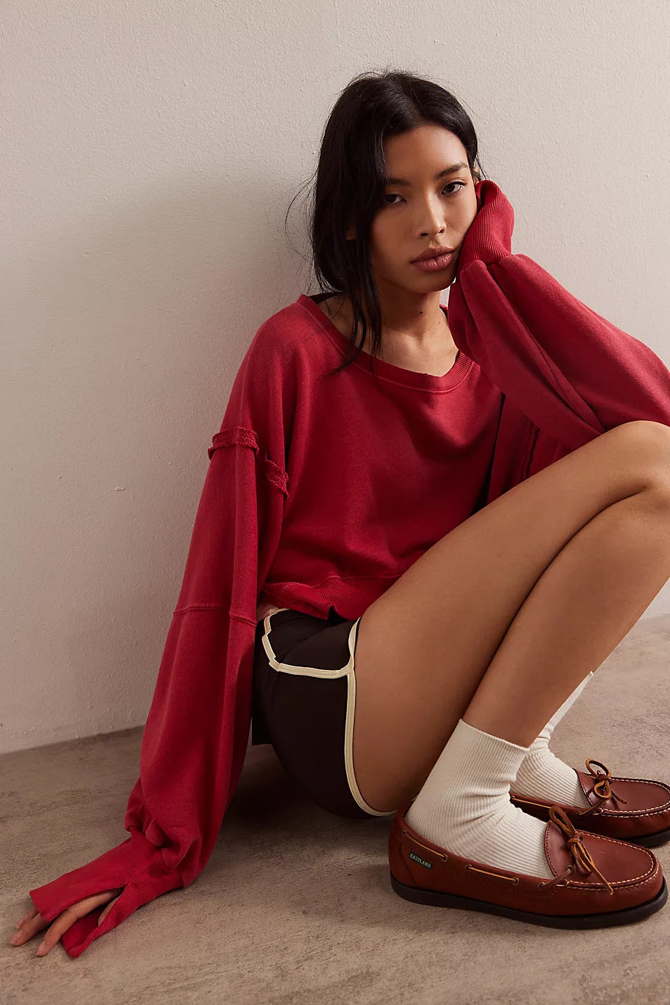 Women's cropped oversized sweatshirt with thumb hole, frayed hem, and wide raglan sleeves Mune Fashion