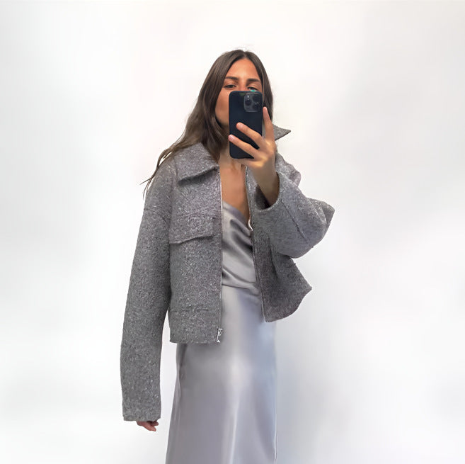 Ladies short jacket made of bouclé wool blend with zipper, shirt collar and chest flap pockets Mune Fashion