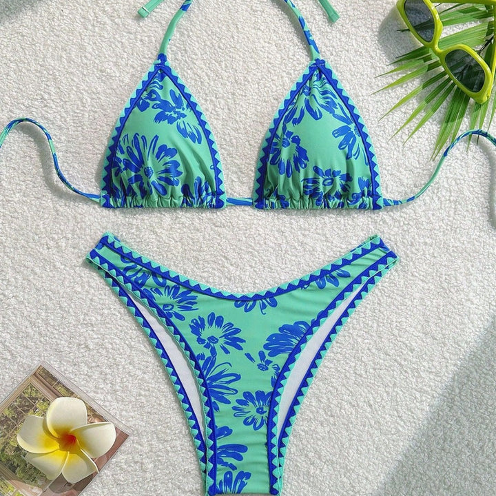 Women Triangle Bikini with Playful Floral Pattern Mune Fashion