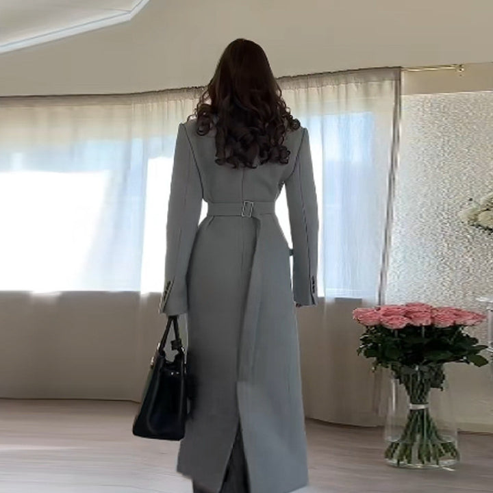 Women's longline coat made of wool blend with fitted silhouette, lapel collar and full button placket Mune Fashion