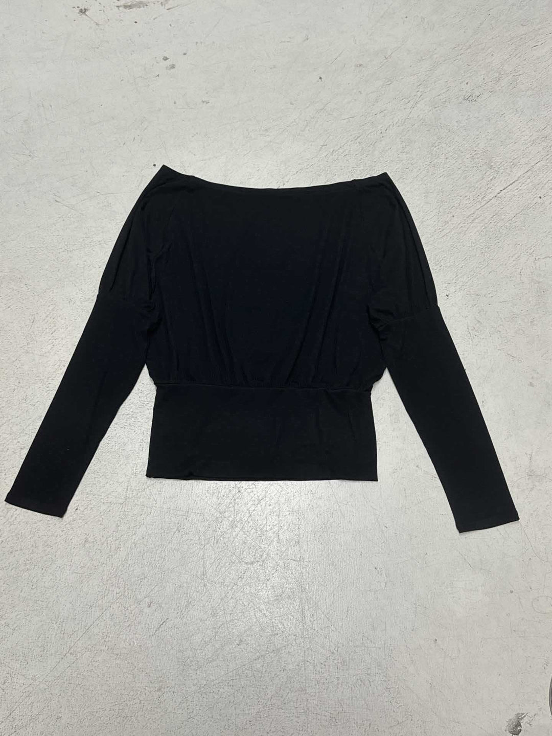 Ladies off-shoulder long sleeve shirt with tailored comfort waistband, ruffled shoulders and figure-hugging fit Mune Fashion