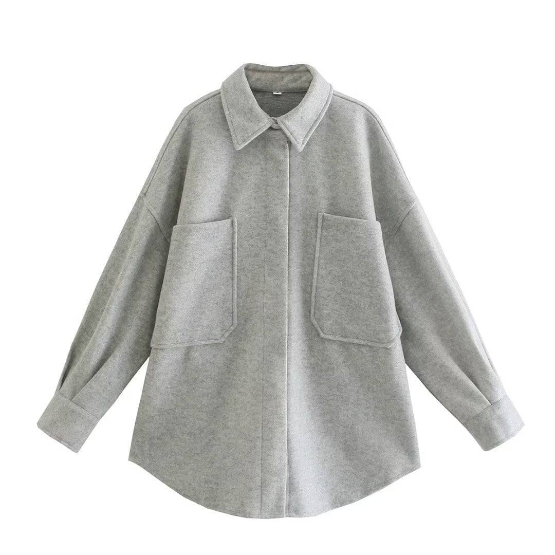 Women's casual shirt jacket in oversized cut with large patch pockets and rounded hem Mune Fashion
