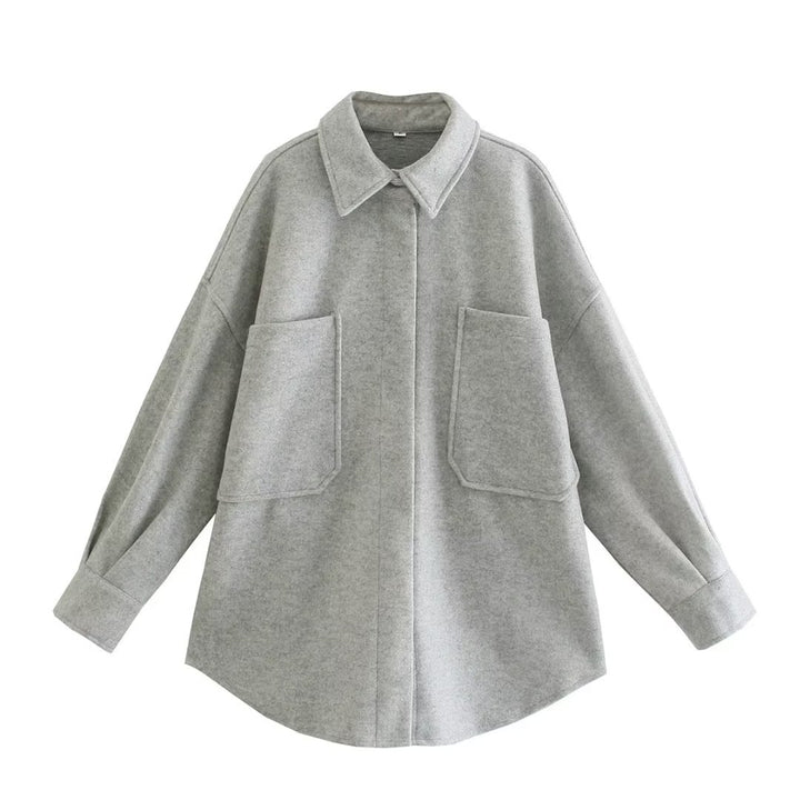 Women's casual shirt jacket in oversized cut with large patch pockets and rounded hem Mune Fashion