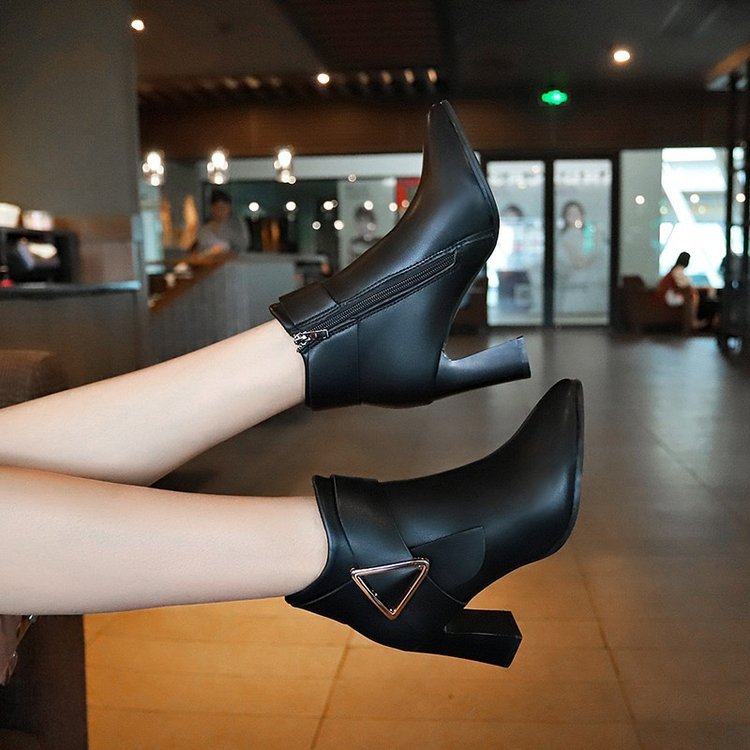 Women's refined short ankle boots with pointed toe, cuff strap, and mid-high block heel Mune Fashion