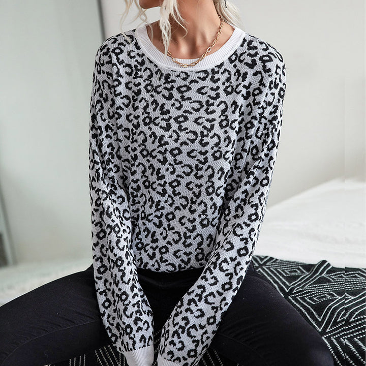 Women's light structured knitted sweater with leopard jacquard and ribbed round neckline Mune Fashion