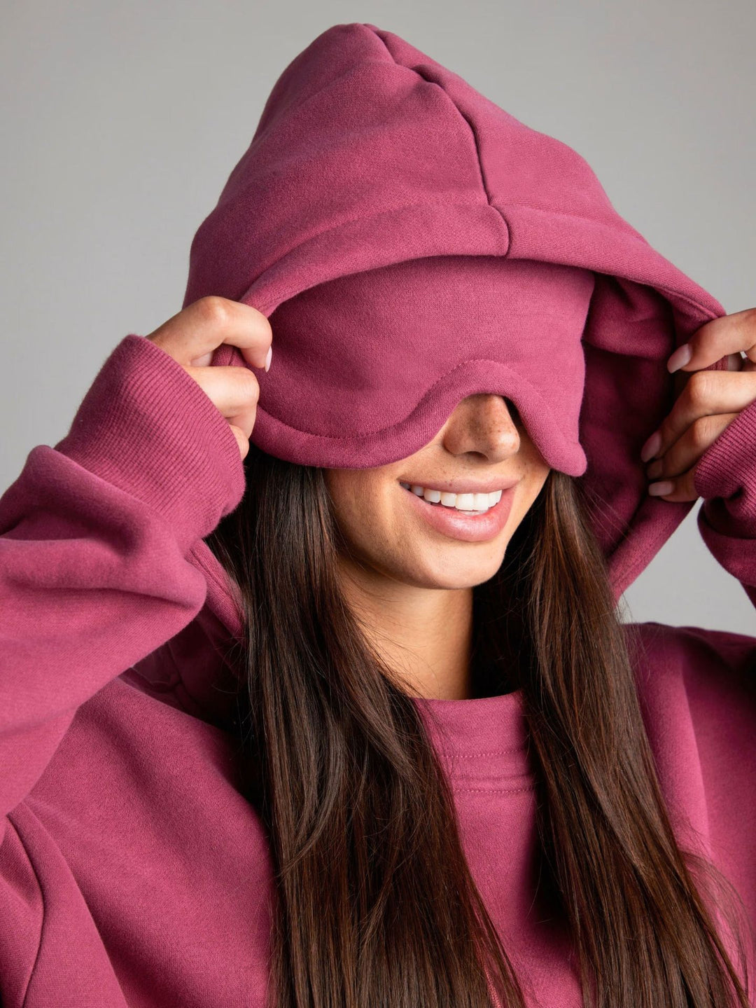 Women’s hoodie sweatshirt with integrated sleep mask and soft fleece lining Mune Fashion