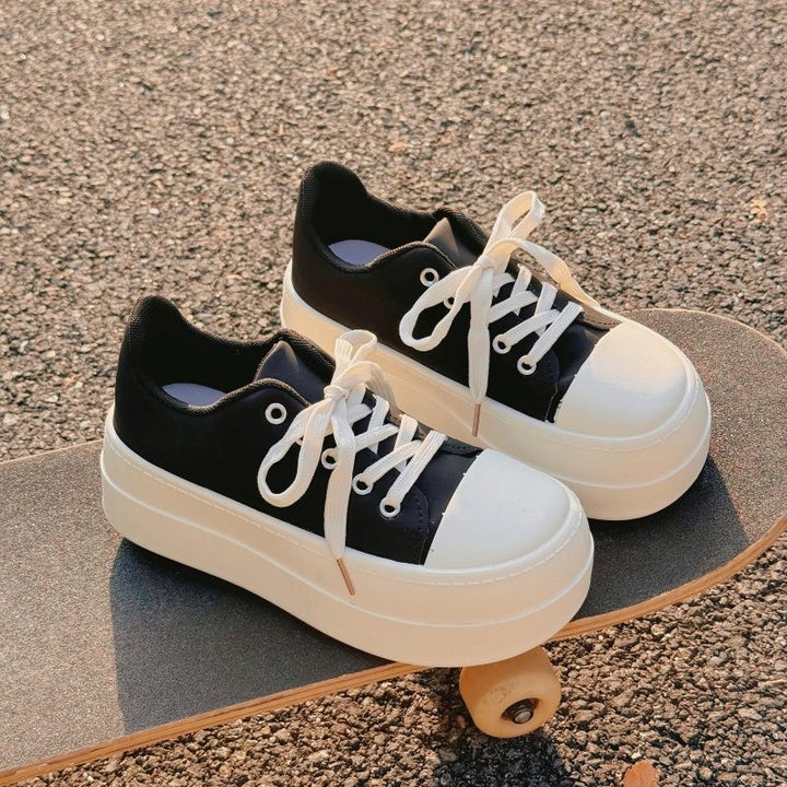 Ladies' platform sneaker with sporty silhouette and stylish lacing system Mune Fashion