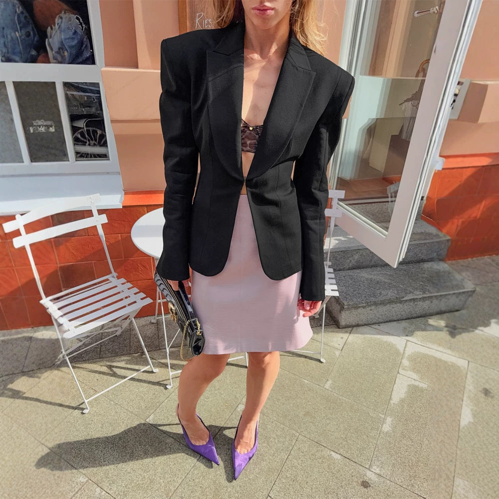 Ladies tailored blazer with sculptural shoulder and hook closure Mune Fashion