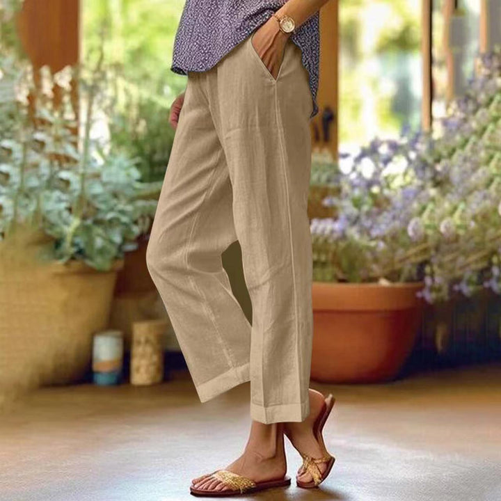 Ladies casual cropped trousers with straight leg, subtle crease and side pockets Mune Fashion