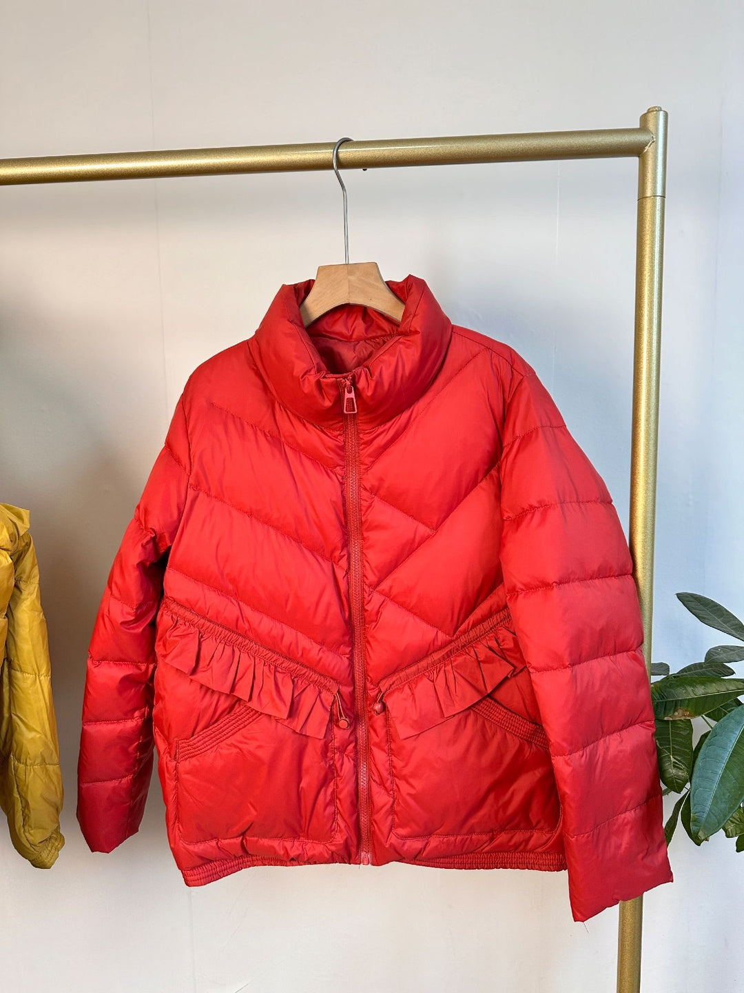 Women's quilted parka with stand-up collar, tailored ruffle detail and thermal insulation Mune Fashion