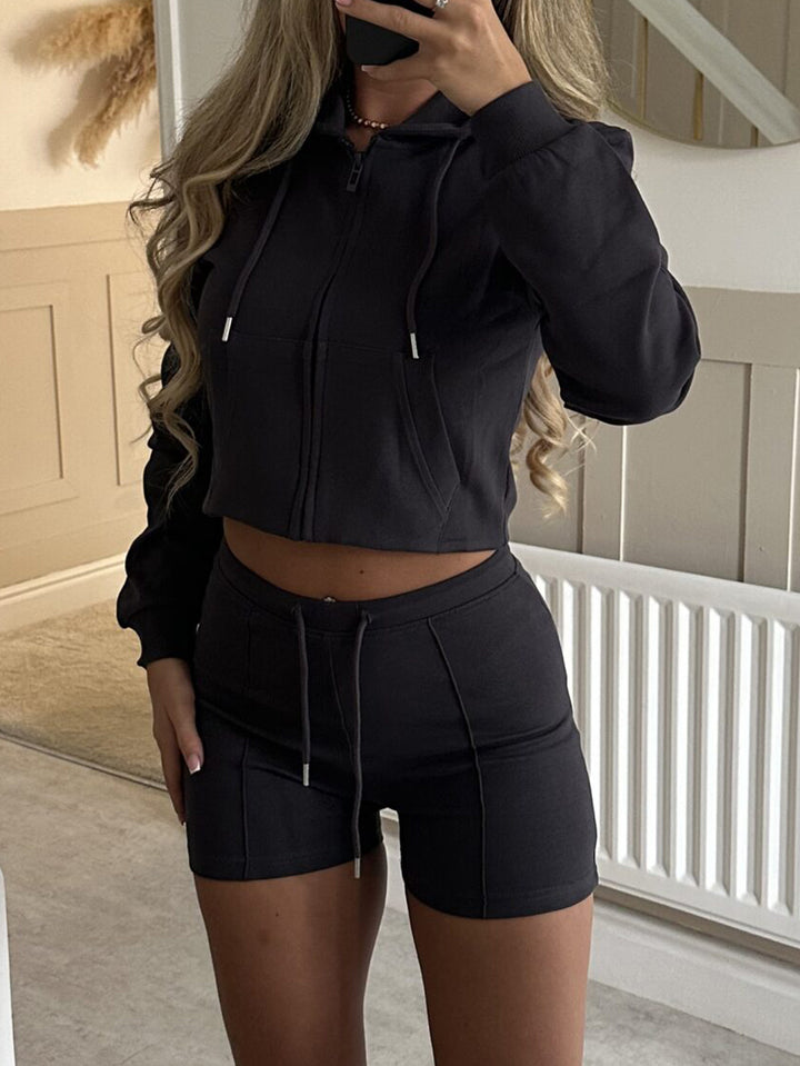 Women’s casual sweatshirt and short set with decorative bow appliqués, high round neckline and drawstring waistband Mune Fashion