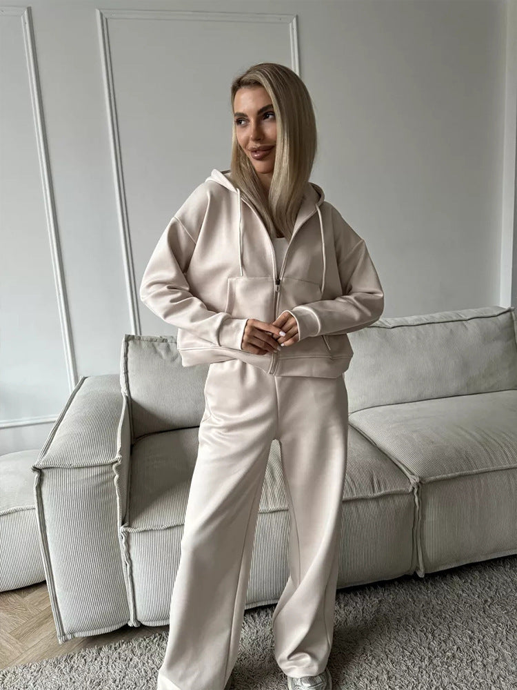 Women's loose high-waist lounge pants made of sweatshirt fabric with drawstring and side pockets Mune Fashion
