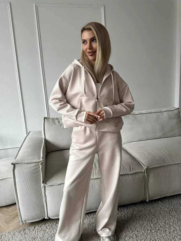 Women's loose high-waist lounge pants made of sweatshirt fabric with drawstring and side pockets Mune Fashion