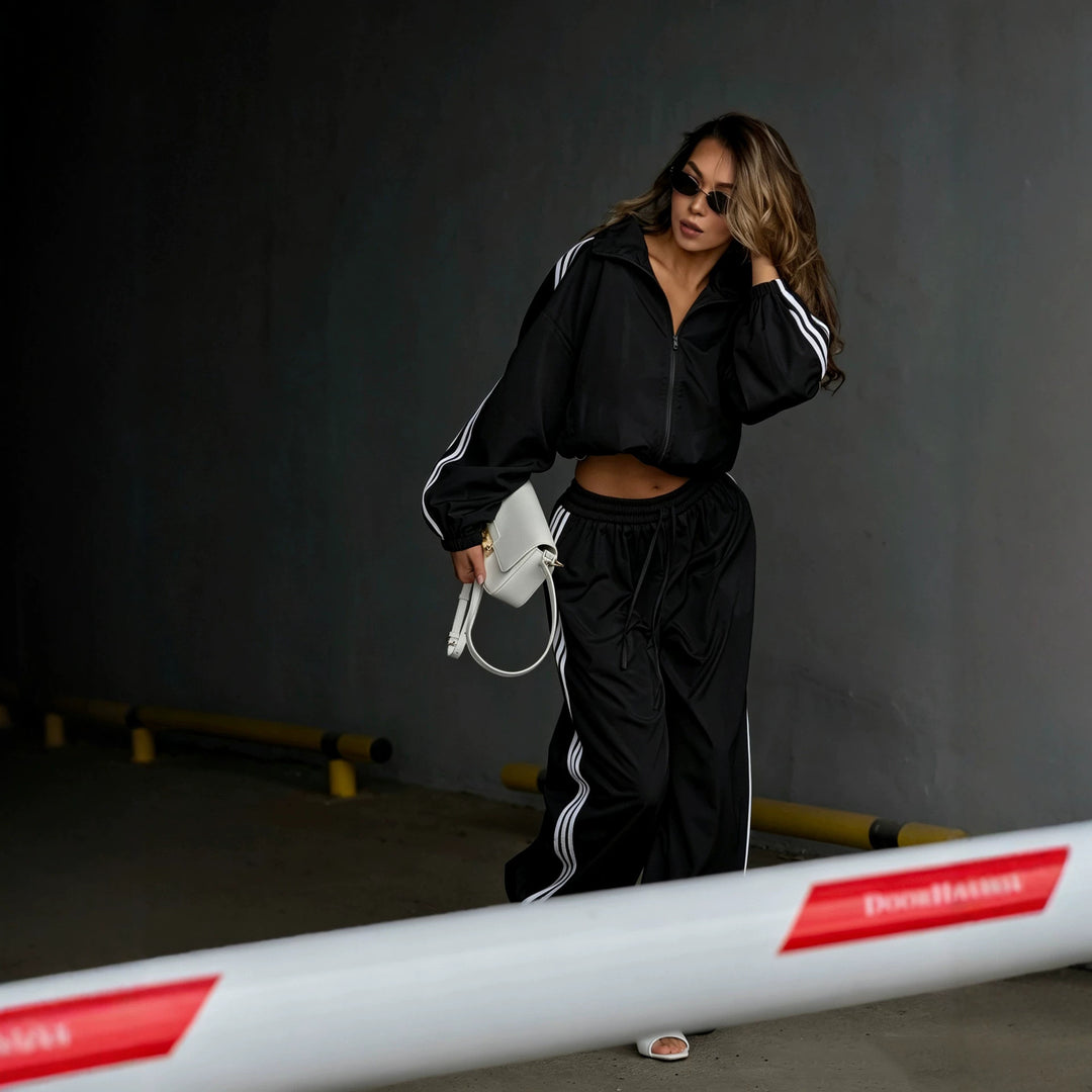 Women's oversized cropped training jacket and high-waisted jogger set with side stripes Mune Fashion