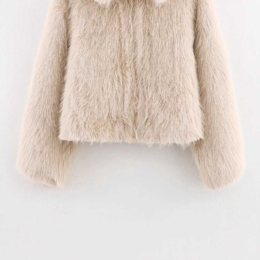 Women's cropped faux fur jacket in a voluminous lapel collar Mune Fashion