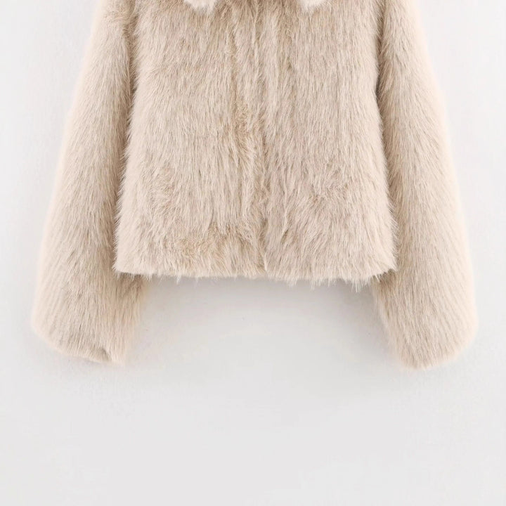 Women's cropped faux fur jacket in a voluminous lapel collar Mune Fashion