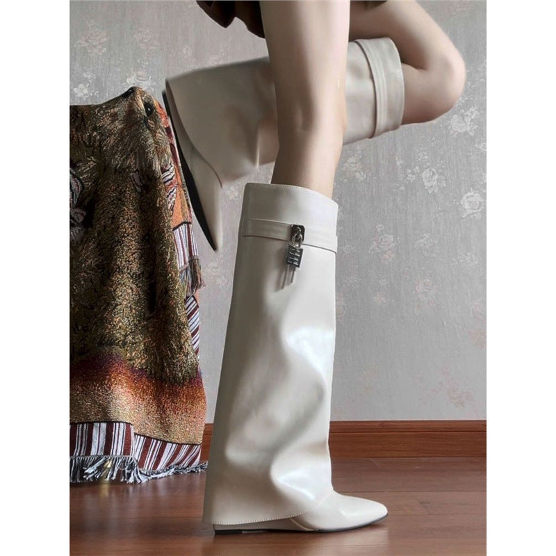 Women's knee-high leather boots with pointed toe shape, flat heel and side buckle closure Mune Fashion
