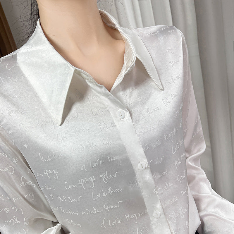 Ladies satin blouse with delicate jacquard writing, pointed shirt collar and continuous button closure Mune Fashion