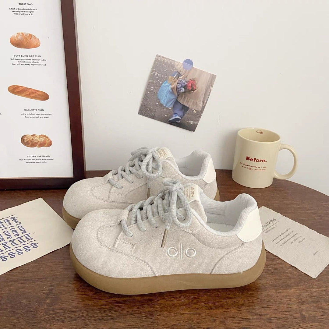 Women’s sneaker with thick, flexible sole and breathable upper material Mune Fashion