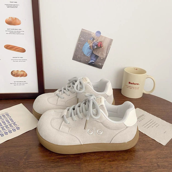 Women’s sneaker with thick, flexible sole and breathable upper material Mune Fashion