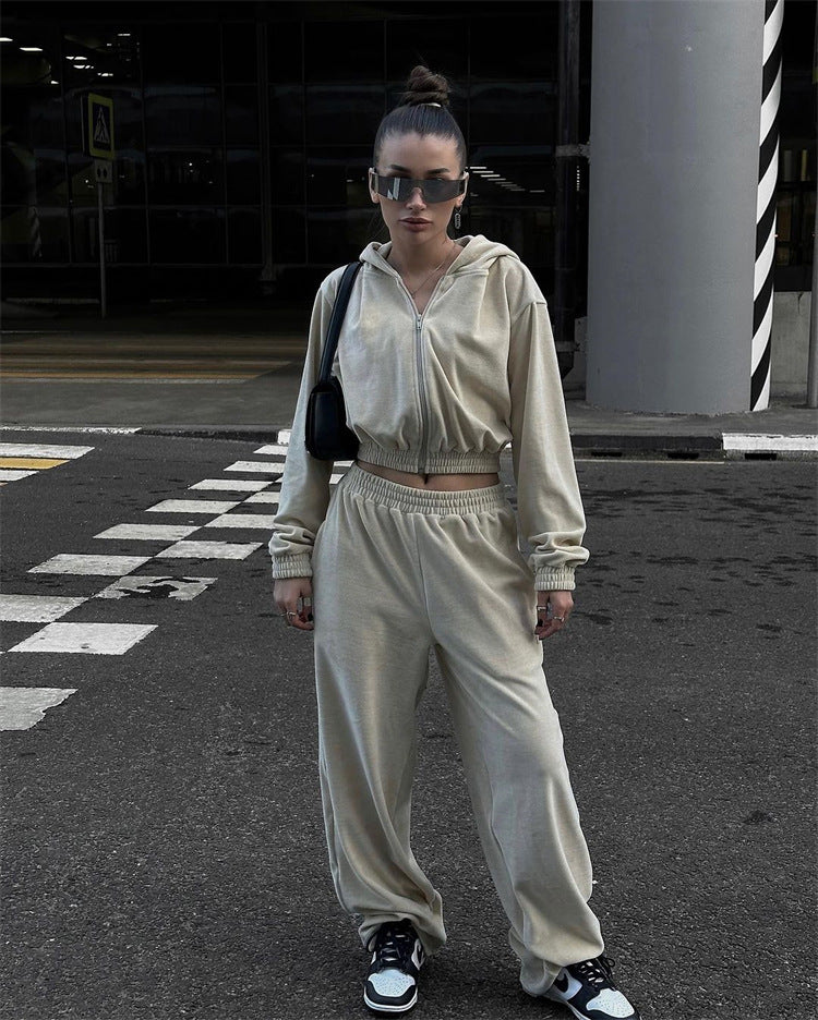 Women's velvet training suit two-piece with cropped hoodie and high waist jogger pants Mune Fashion