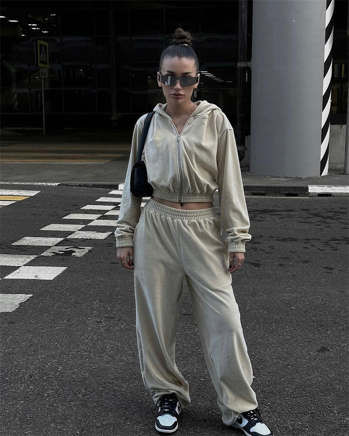 Women's velvet training suit two-piece with cropped hoodie and high waist jogger pants Mune Fashion