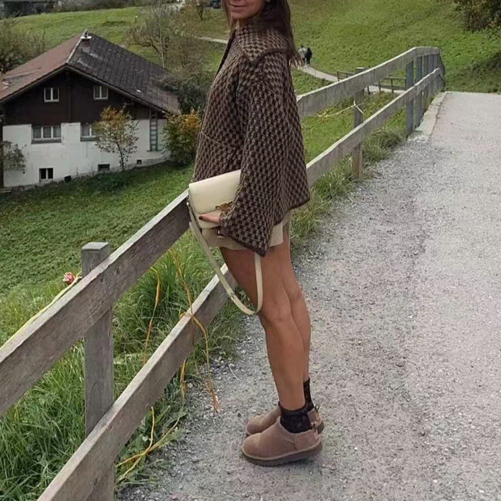 Women’s short jacket in boucle waffle pattern with large lapel collar Mune Fashion
