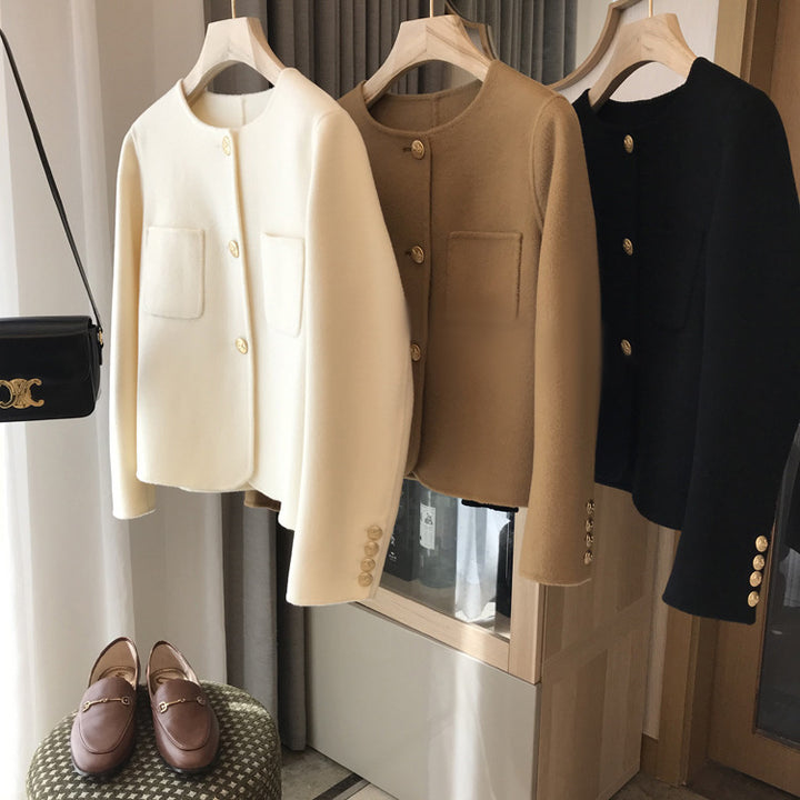 Women's short blazer made of wool blend with round neckline, patch pockets and gold decorative buttons Mune Fashion