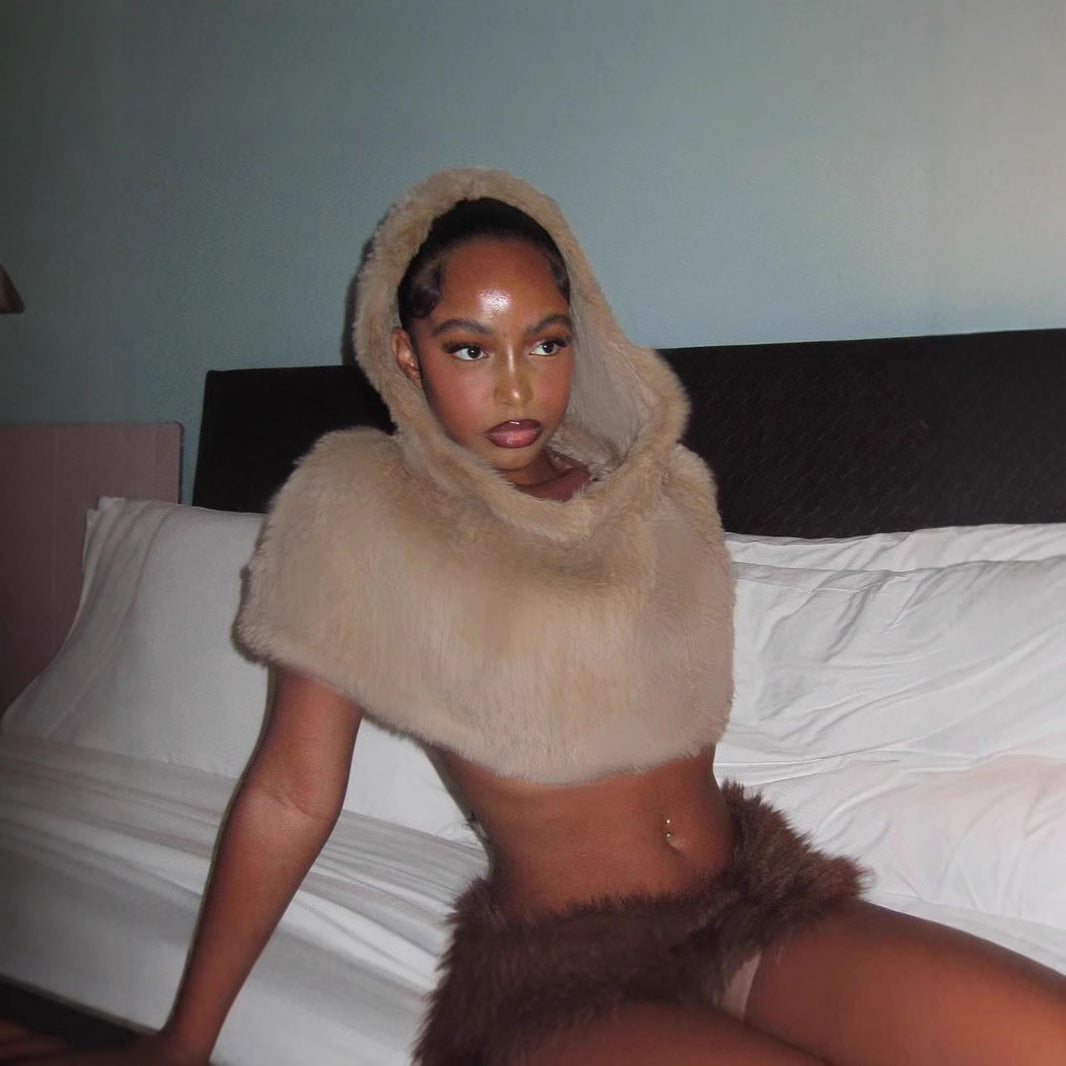 Ladies short hooded capelet made of luxurious faux fur with a concealing shoulder area Mune Fashion