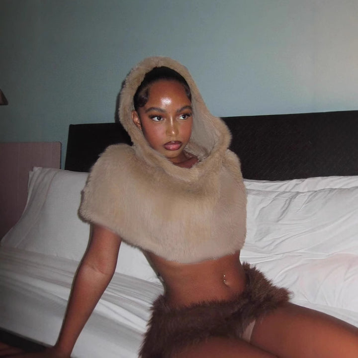 Ladies short hooded capelet made of luxurious faux fur with a concealing shoulder area Mune Fashion