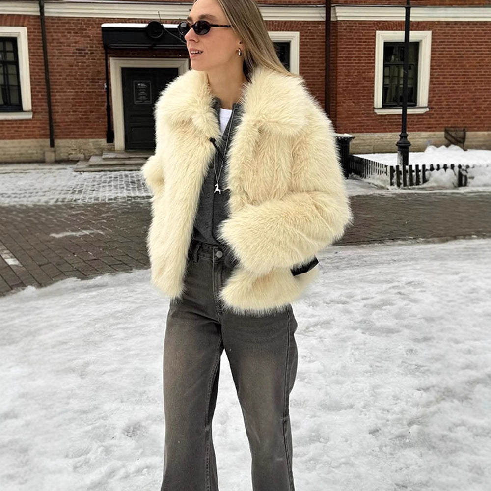 Women Short Blouson made of long-fiber synthetic fur with boxy silhouette and shawl collar Mune Fashion