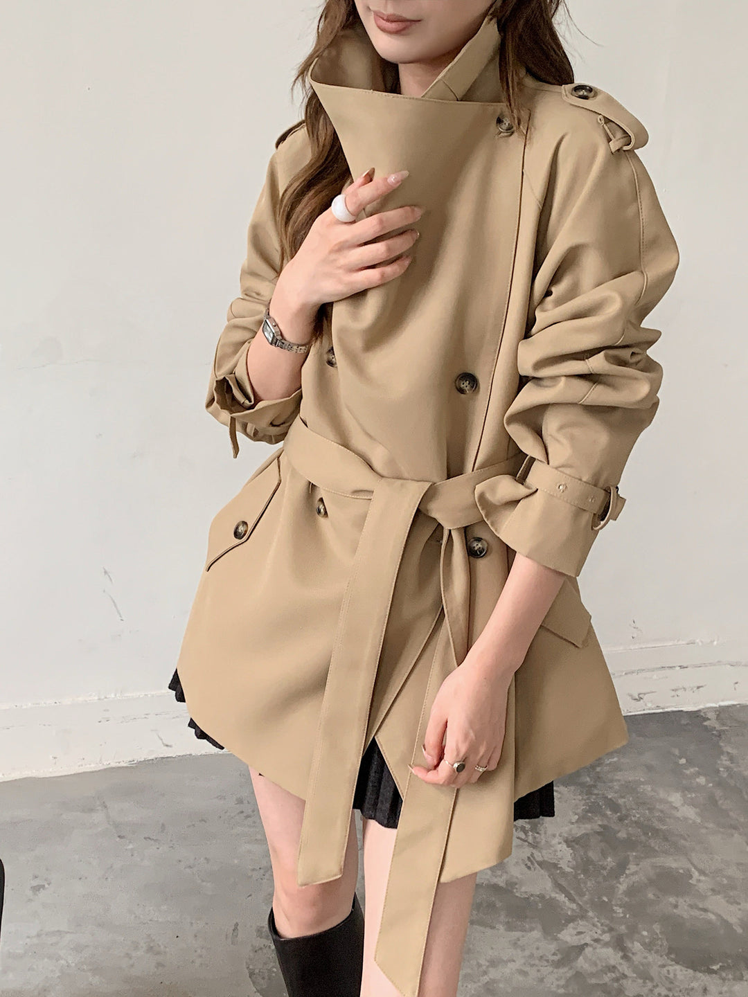 Women's short trench coat in a boxy cut with a high standing collar and adjustable waist belt Mune Fashion