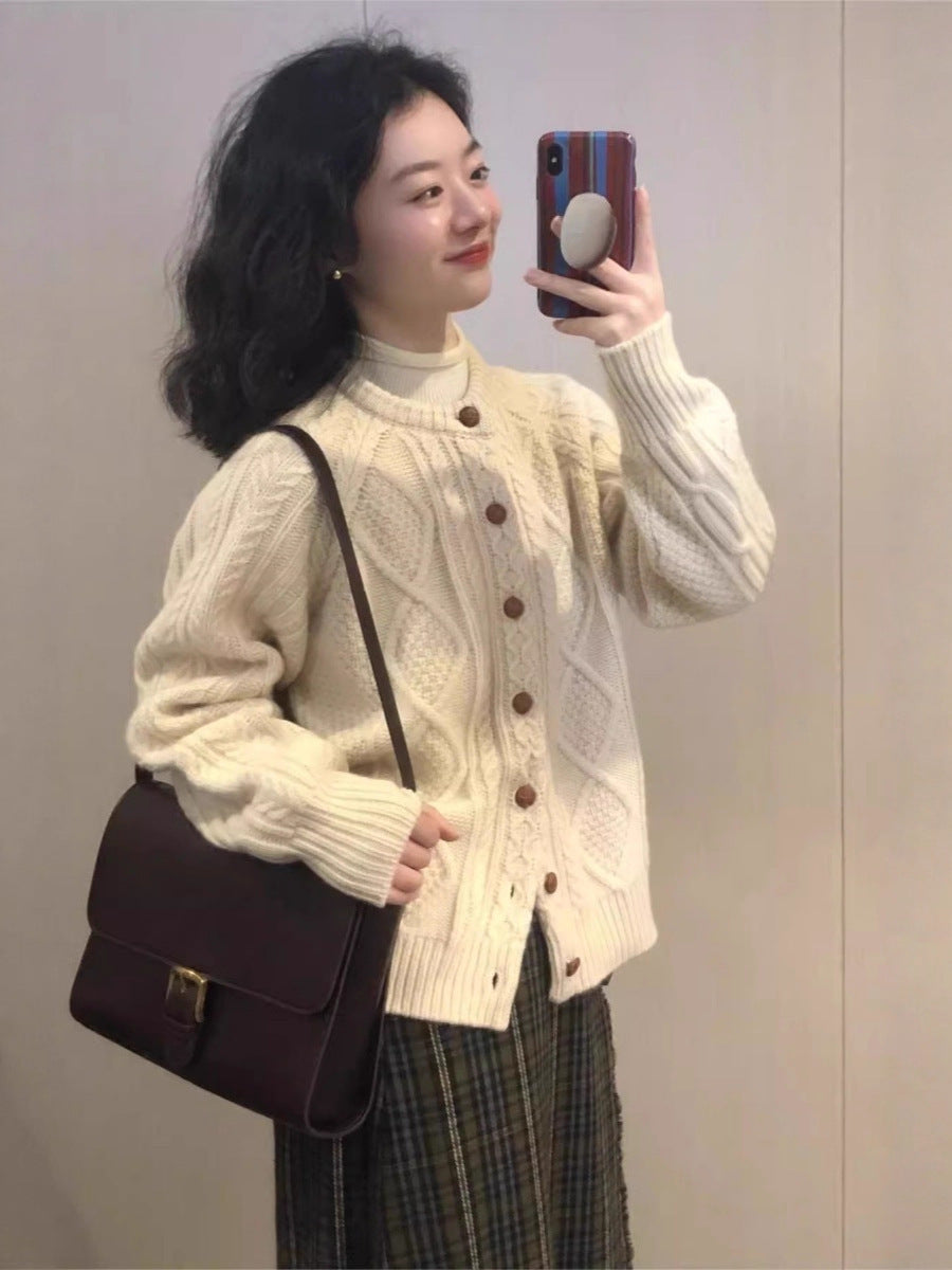 Women's knit cardigan in Aran style with cable and pearl pattern as well as wooden button placket Mune Fashion