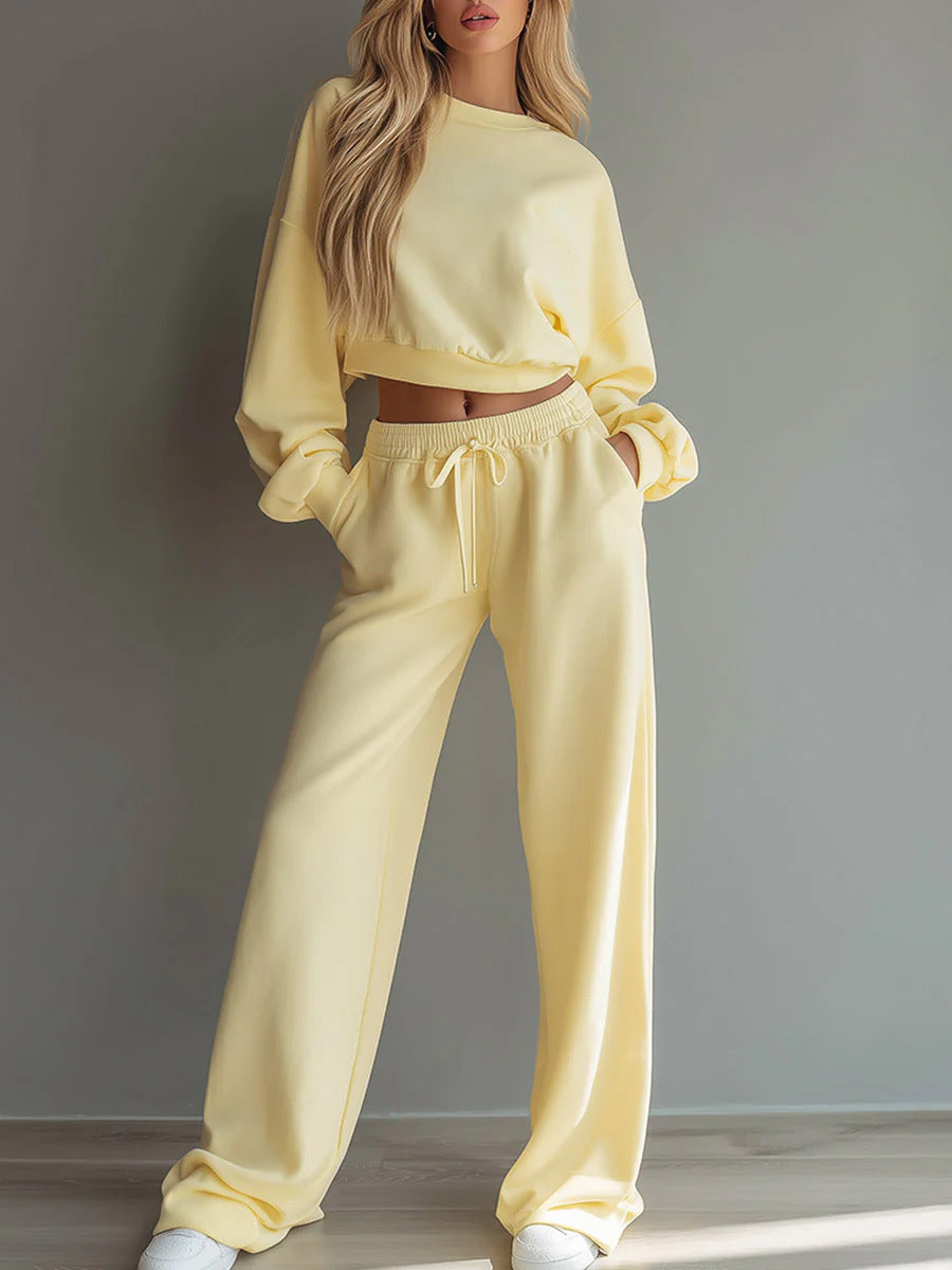 Women's Soft Lounge Set with Short Sweatshirt and Loose Jogging Pants Mune Fashion