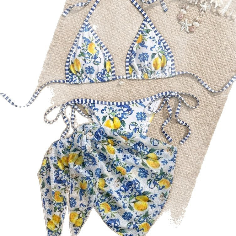 Women's triangle bikini with floral pattern and playful pareo Mune Fashion