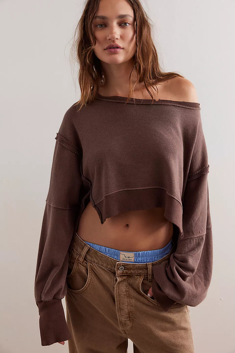 Women's cropped oversized sweatshirt with thumb hole, frayed hem, and wide raglan sleeves Mune Fashion