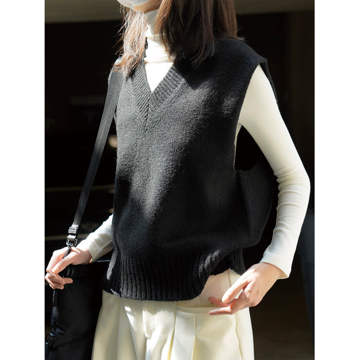 Women's Sleeveless Fine Knit Vest with V-Neck and Ribbed Hem Mune Fashion