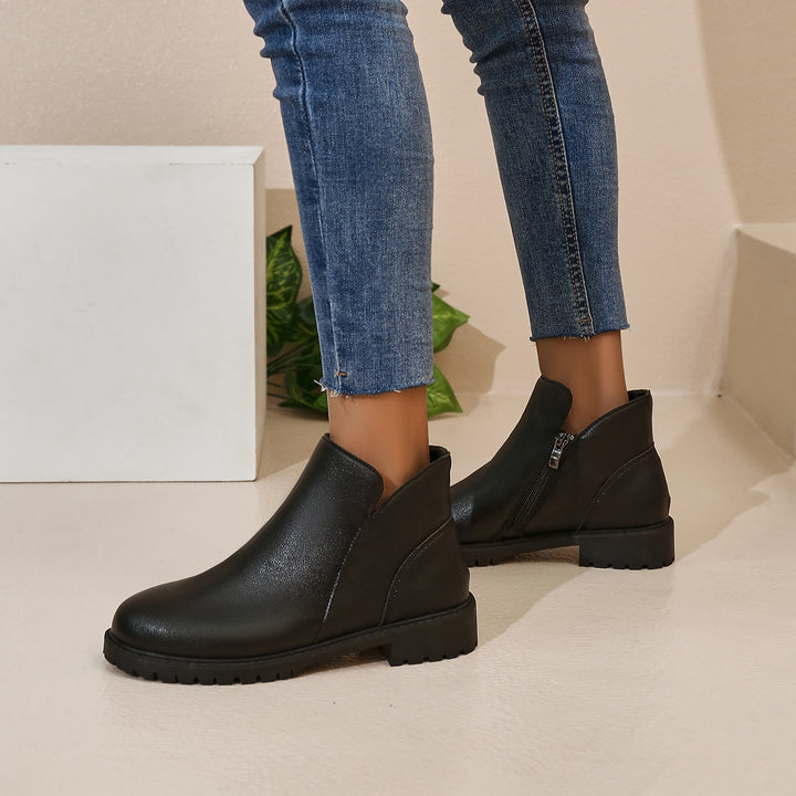 Women's short ankle boots with profiled rubber outsole and side zipper Mune Fashion