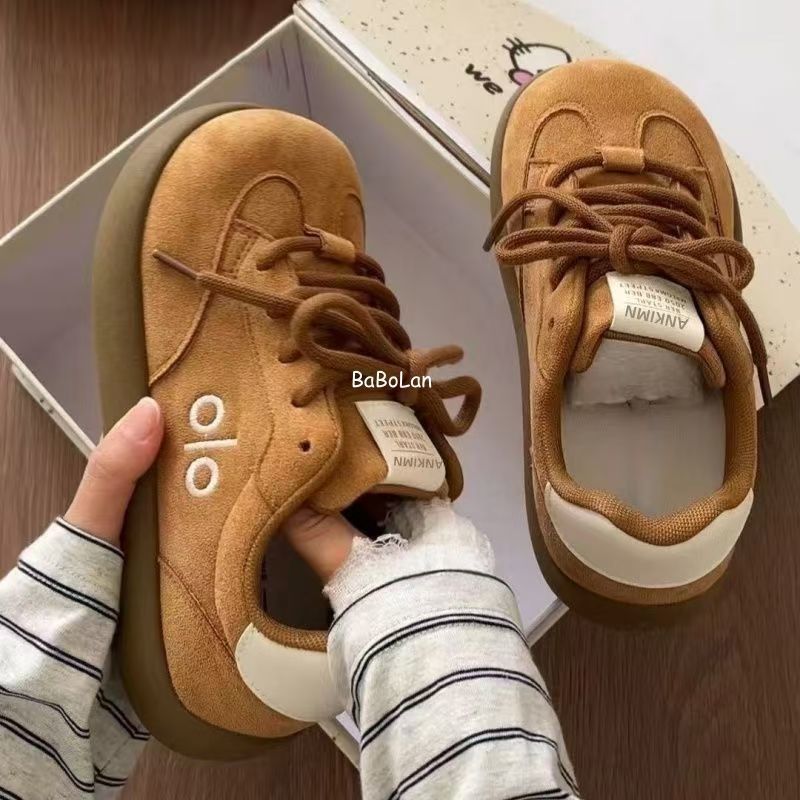 Women's casual sneakers with soft upper material and comfortable cushioning Mune Fashion