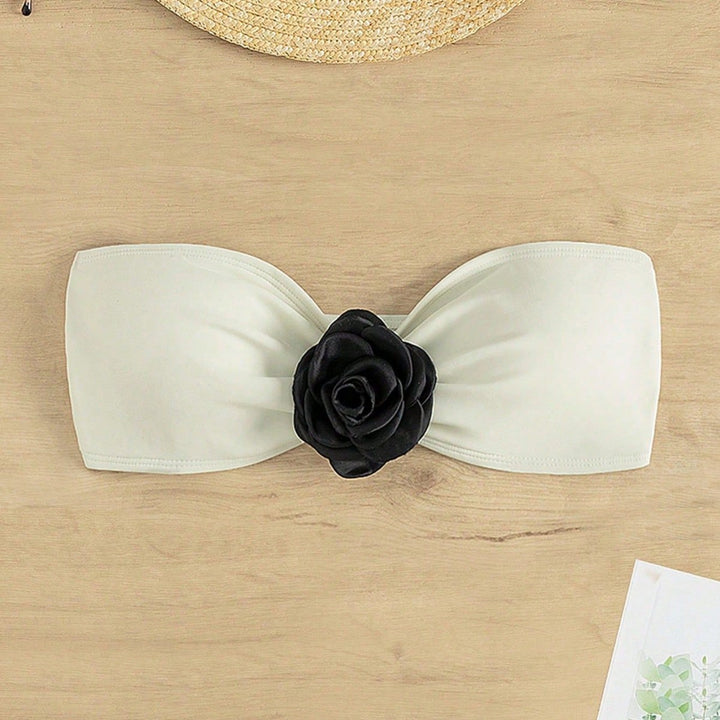Women’s bandeau bikini top with decorative flower appliqué Mune Fashion