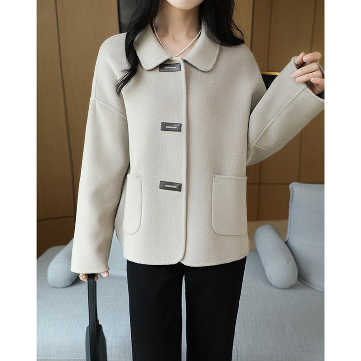 Ladies short coat made of wool blend with shirt collar, boxy silhouette and side pockets Mune Fashion