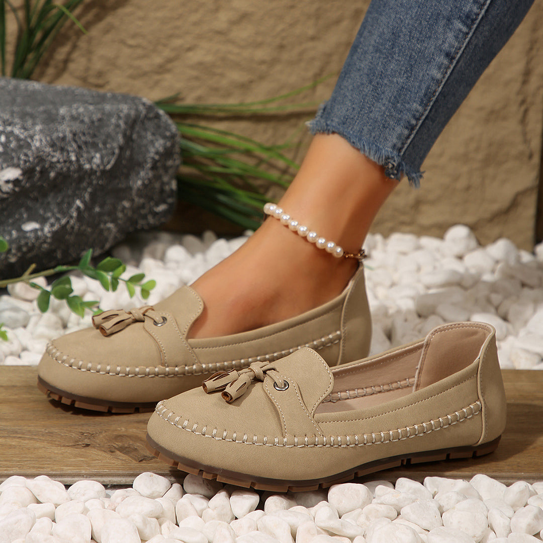 Ladies  classic moccasin slippers with tassels, hand-stitched frame seam and non-slip rubber sole Mune Fashion