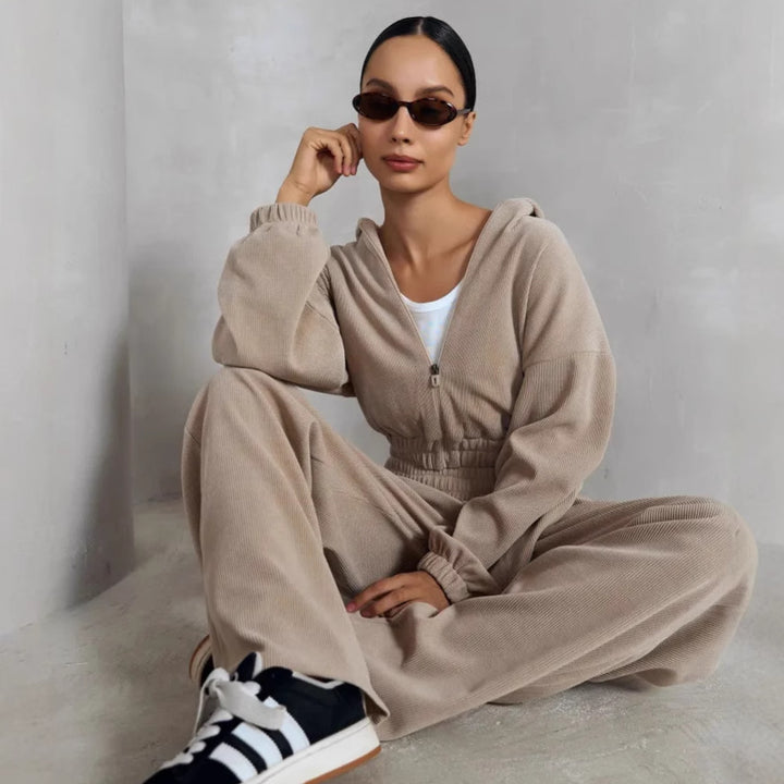 Women's short hoodie loungewear set with full zip, elastic comfort waistband and ribbed texture Mune Fashion