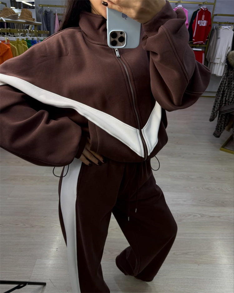 Ladies elegant sporty two-piece tracksuit with zip and contrasting V yoke Mune Fashion