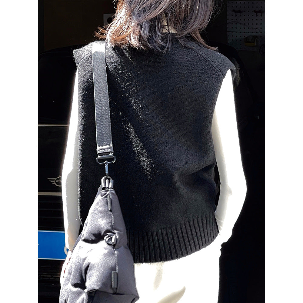 Women's Sleeveless Fine Knit Vest with V-Neck and Ribbed Hem Mune Fashion