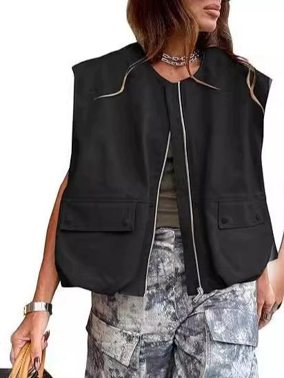 Women's sleeveless utilitarian vest with zipper and flap pockets Mune Fashion