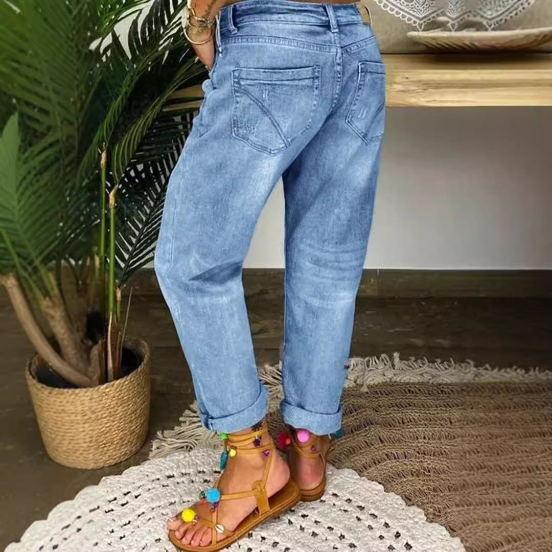 Women's Boyfriend Jeans with Button Closure and Distressed Details Mune