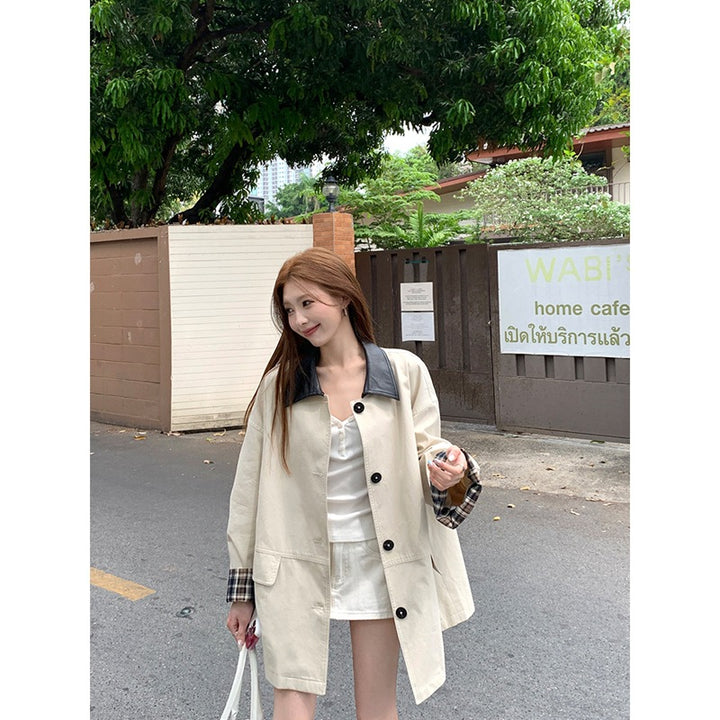 Women's short jacket in oversized trench style with contrast collar made of faux leather and checkered turn-up cuff Mune Fashion