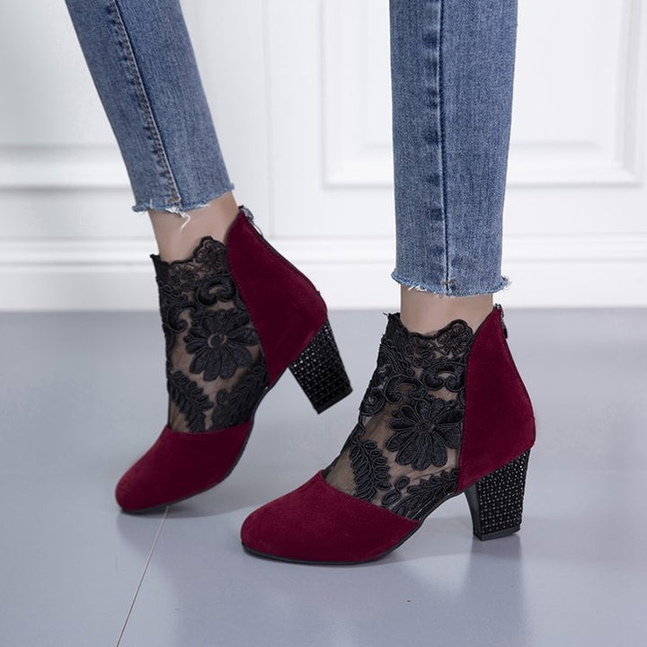 Damen Stiefelette mit transparentem Blumen-Spitzeinsatz und dekorativem Blockabsatz Mune Fashion