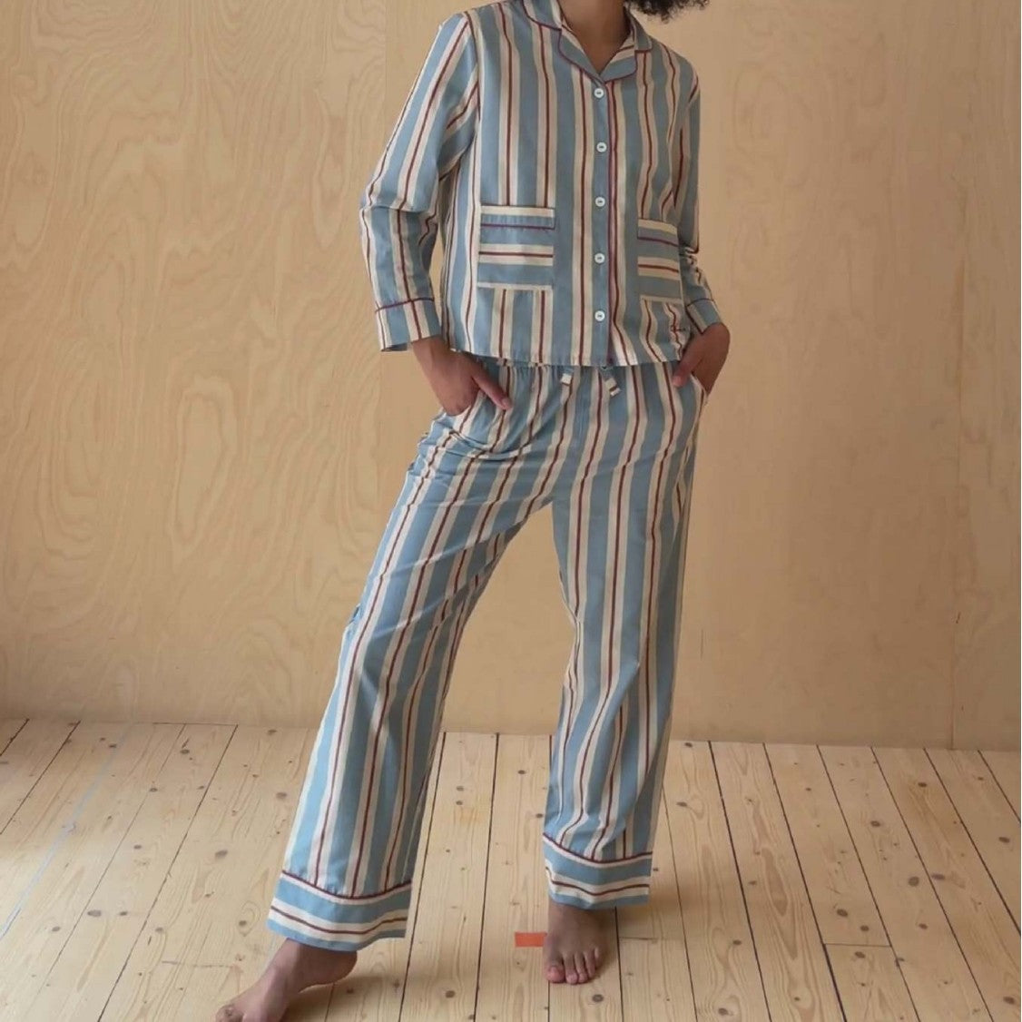 Women's Pajama Set with Trendy Striped Pattern Mune